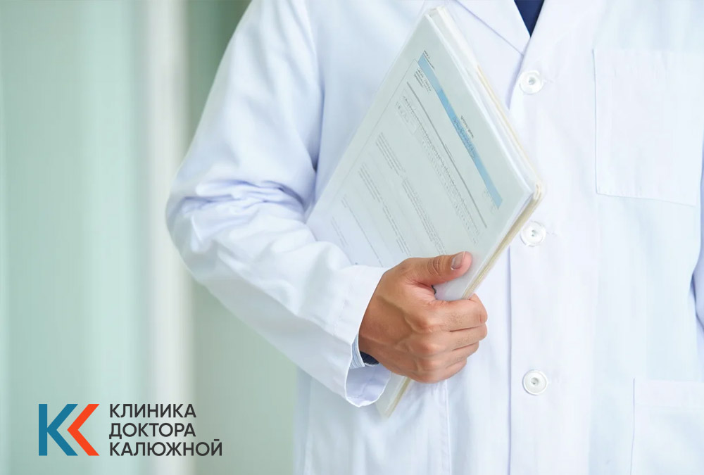 Врач держит в  руках документы